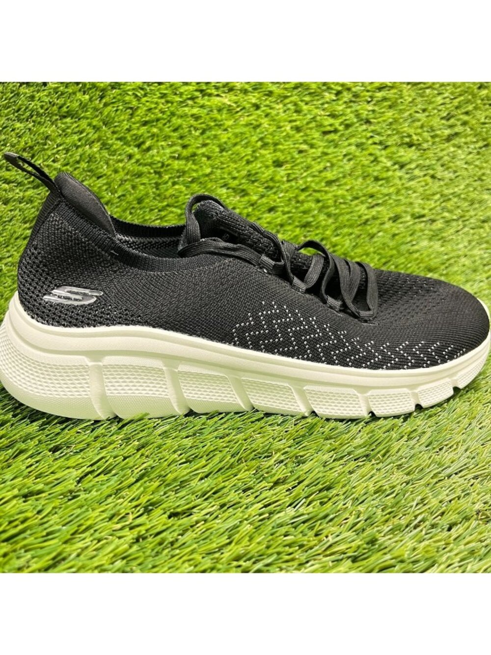 Skechers BOBS B Flex Womens Size 9.5 Black White Athletic Running Shoes Sneakers